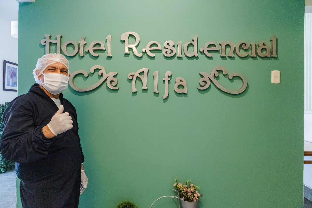 Personal del Hotel Residencial Alfa en la recepción