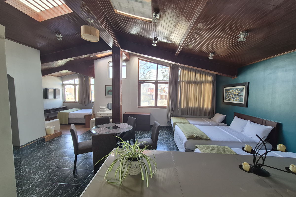 Habitación Familiar del Hotel Residencial Alfa, amplia y con zona de comedor