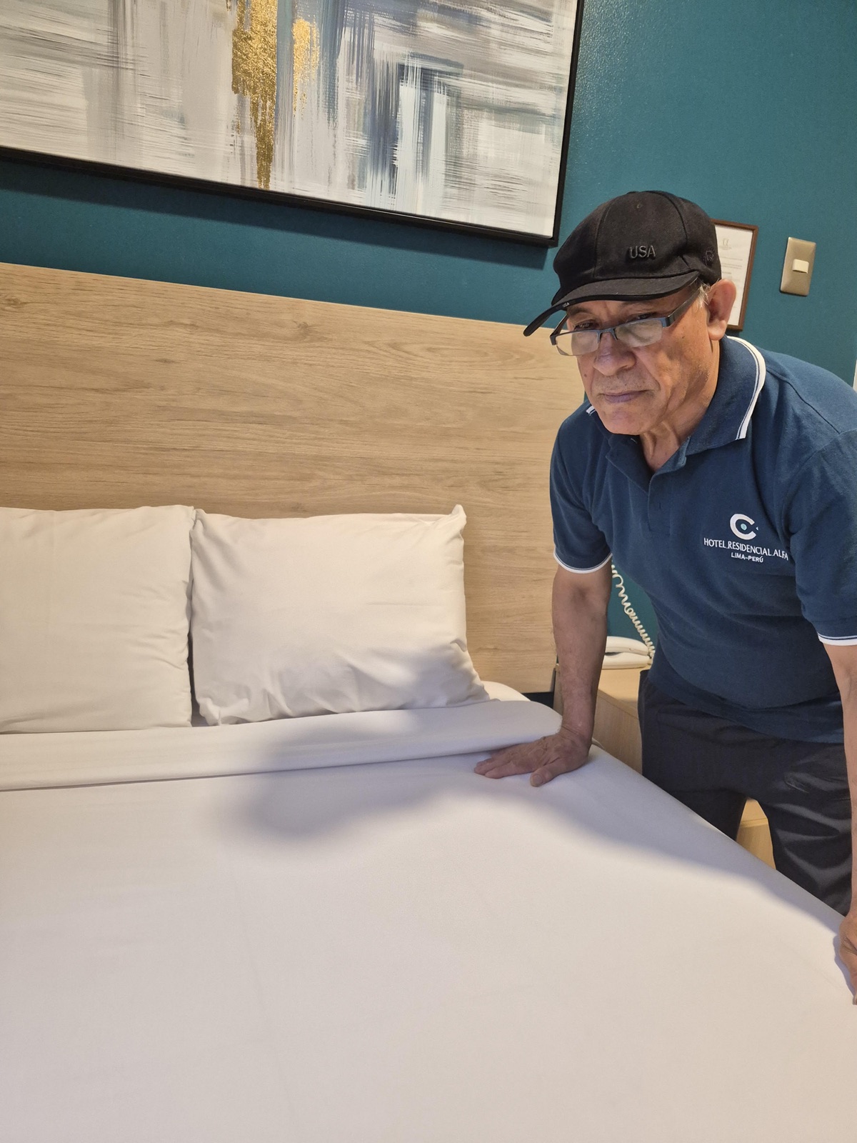 Personal del Hotel Residencial Alfa preparando una habitación